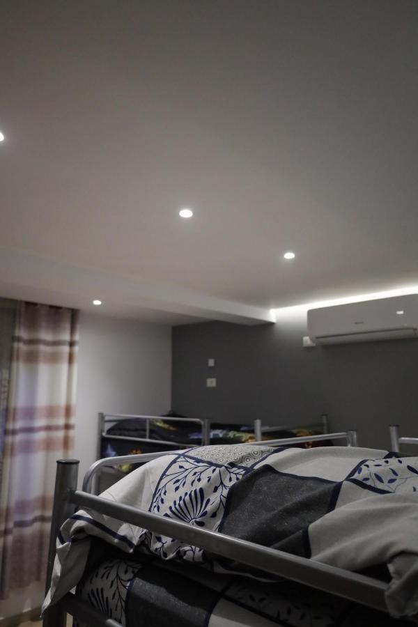 Sonche Hostel Тирана Екстериор снимка